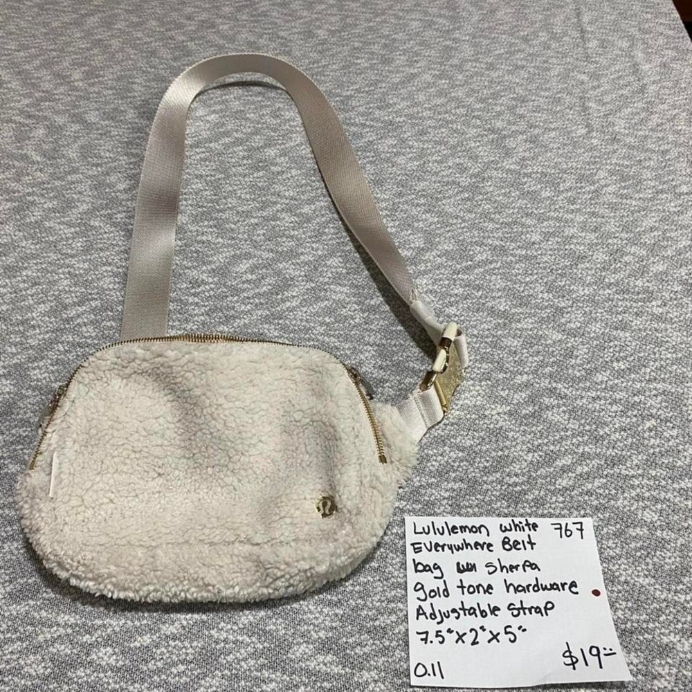 Lululemon white Everywhere Belt bag with Sherpa lining. SKU767 #lululemon